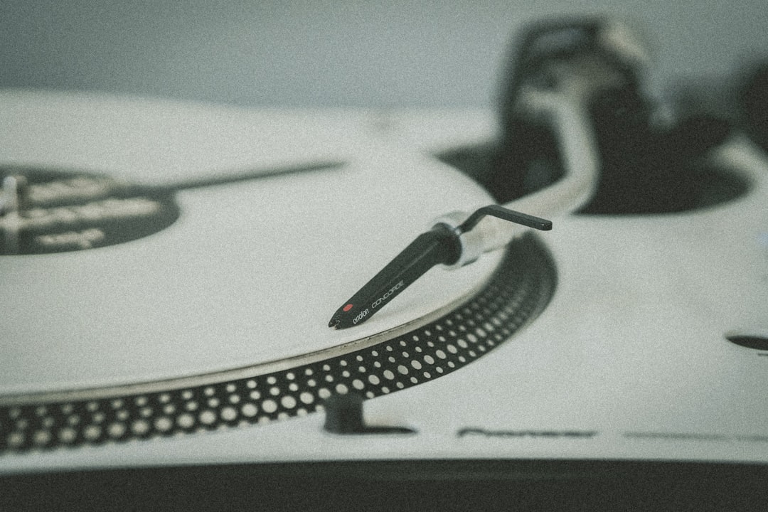 DJ機材と一緒にレコードを売ると査定アップ？セット買取の活用法【2026年版】